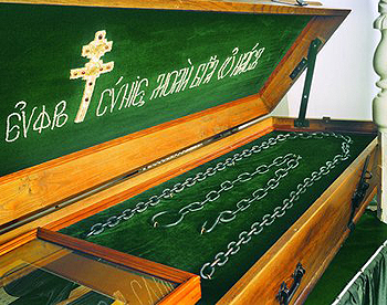 Вериги прп. Евфросинии Полоцкой. Фотография. 2007 г.  (Крестовоздвиженский собор Евфросиниева мон-ря, Полоцк)